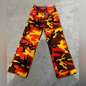 NWT Edikted Camouflage Pants in Orange, Brown and Yellow, Women/
Teen XS Pants